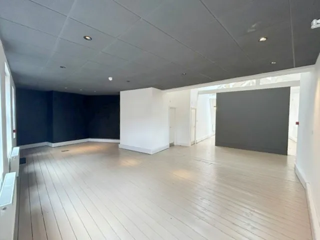 2 Acre Passage, Windsor, Office / Retail To Let - Front Area ii.jpg