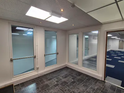 Unit 24, Glossop, Industrial/Logistics / Office To Let - 20260916_114448.jpg