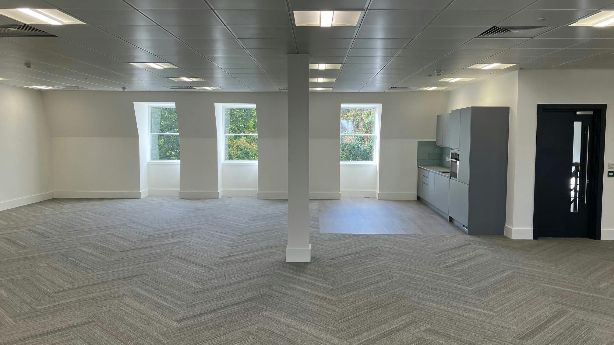 Office in Staines-upon-Thames - photo 2