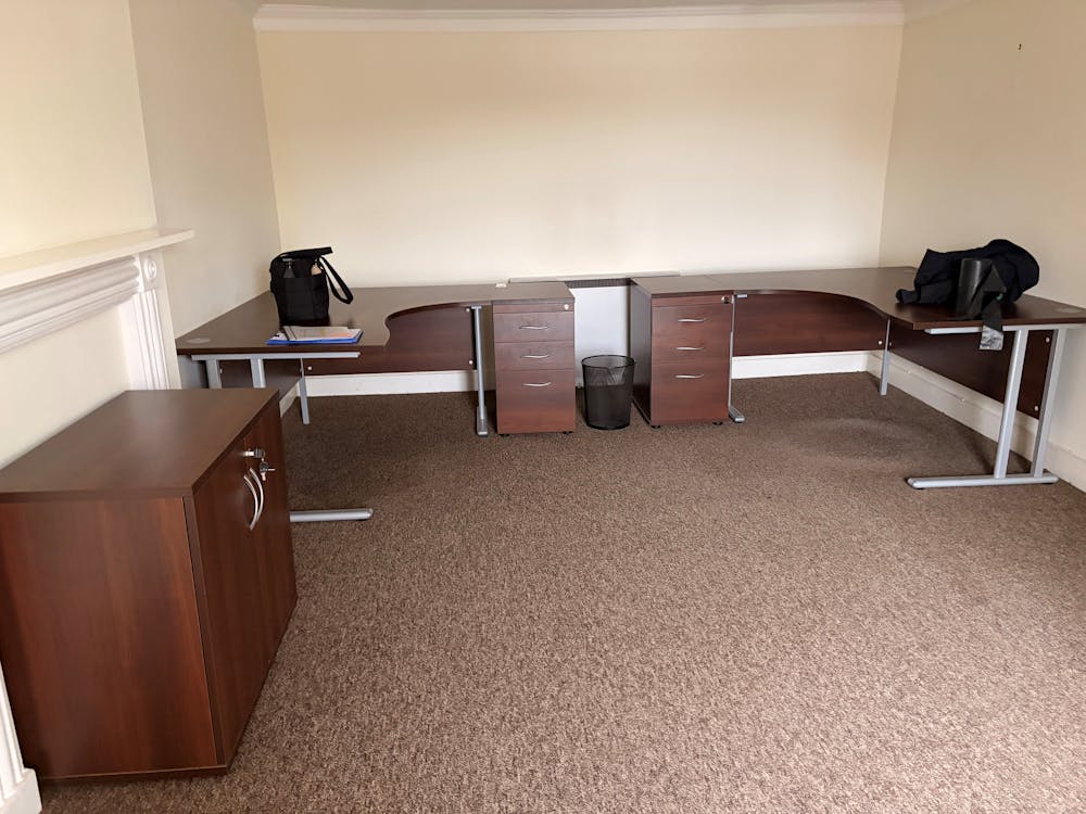 17 - 18, High Street - Room.jpg