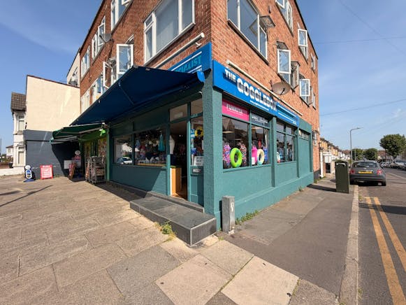 88 Rectory Grove, Leigh-on-Sea, Retail To Let - afcefffb-2c65-4310-bf66-4ce71c38632b.jpg