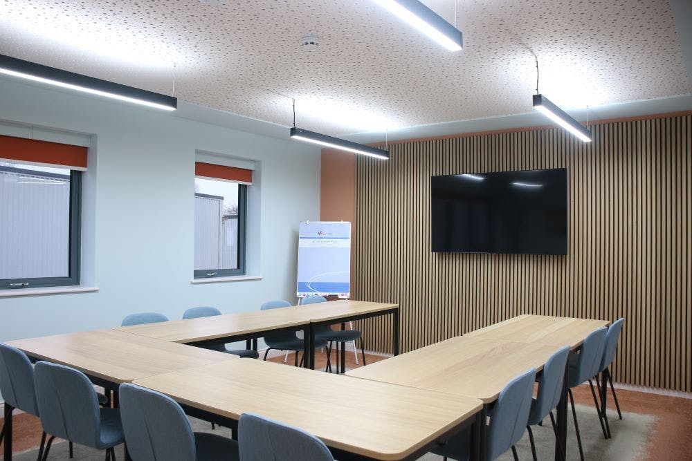 Located just off the M40 in Banbury, Tapper Spaces offer three distinct and fully equipped meeting spaces, designed to cater to a variety of business needs. With excellent travel options from both London and the Midlands, the convenient location ensures convenience for clients across the region. Each of the meeting rooms —Aruba, Cosmos, and Koral —high-speed WiFi and large Samsung Smart TVs are provided, together with and access to a fully stocked communal kitchen.

Parking
There are over 30 EV charging spots within walking distance, and on-site EV charging will also soon be available. Notably, parking on site is free of charge. Each room is equipped with WiFi, a Samsung Smart TV, and a flipchart. Toilets are conveniently located on the ground floor. 

There is a break-out area with complimentary refreshments. Catering options nearby include M&S Foodhall, McDonald’s, and Costa Drive-thru within a 3-minute drive. Alternatively, lunches can be arranged through a catering company. Entry and exit to the suites is contactless and accessible via smartphone app.

Aruba
The largest space, Aruba, accommodates up to 12 seats and is suitable for various purposes such as meetings, training sessions, interviews, and boardroom meetings. Pricing – £750/week £150/day £80/half day (7.00am -12.00pm, or 12.30pm -4.30pm). VAT will be payable in addition. 

Cosmos
The second largest room, Cosmos, accommodates up to 10 seats and is suitable for various purposes such as meetings, training sessions, interviews, and boardroom meetings. Pricing – £600/week £120/day £65/half day (7.00am -12.00pm, or 12.30pm -4.30pm). VAT will be payable in addition.

Koral
The third room, Koral, accommodates up to 6 seats and is suitable for various purposes such as meetings, training sessions, interviews, and boardroom meetings. Pricing – £350/week £70/day £40/half day or £15/hr (7.00am -12.00pm, or 12.30pm -4.30pm). VAT is payable in addition.