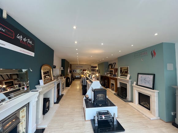 102 Tolworth Broadway, Surbiton, Health & Fitness / Restaurant / Restaurant / Retail To Let - IMG_9599.JPG