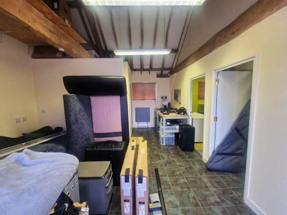 Unit 4 Granary Court, Fair Oak Green, Reading, Office To Let - 20250814_110624.jpg