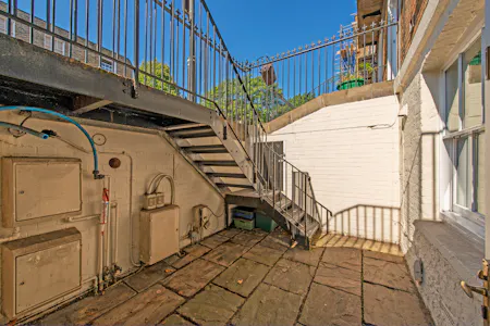 St John Street, London, Residential Flat To Let - Front Patio