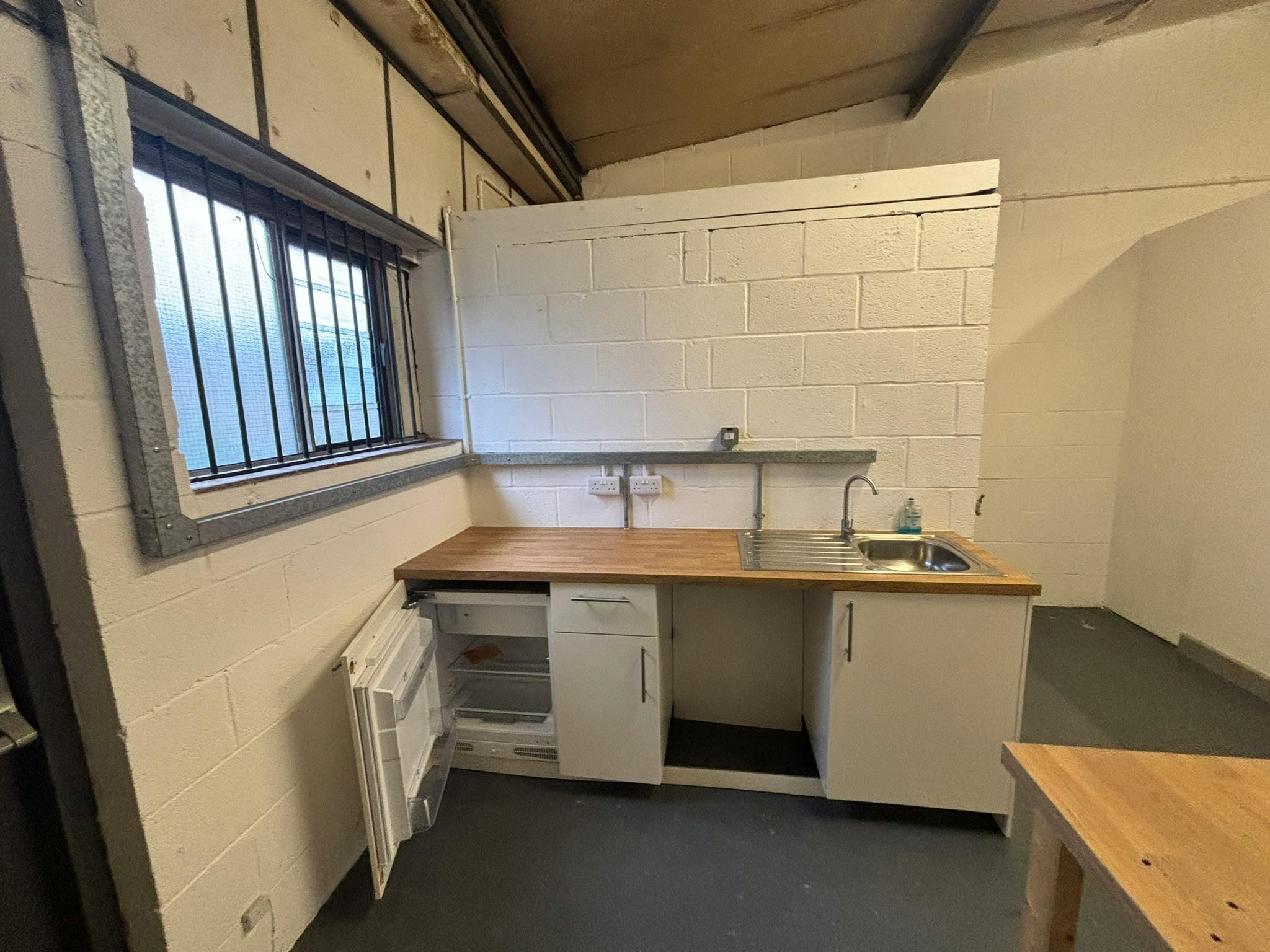 Industrial Unit in Fareham - photo 3