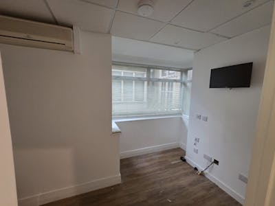 90 Elm Road, Leigh-on-Sea, Retail To Let - WhatsApp Image 20250926 at 124612_456b8083.jpg