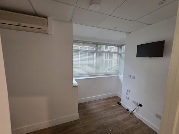90 Elm Road, Leigh-on-Sea, Retail To Let - WhatsApp Image 20250926 at 124612_456b8083.jpg