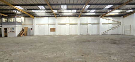 Unit 9, Lyndean Industrial Estate, London, Industrial To Let - 20260408_163255 - Edited.jpg