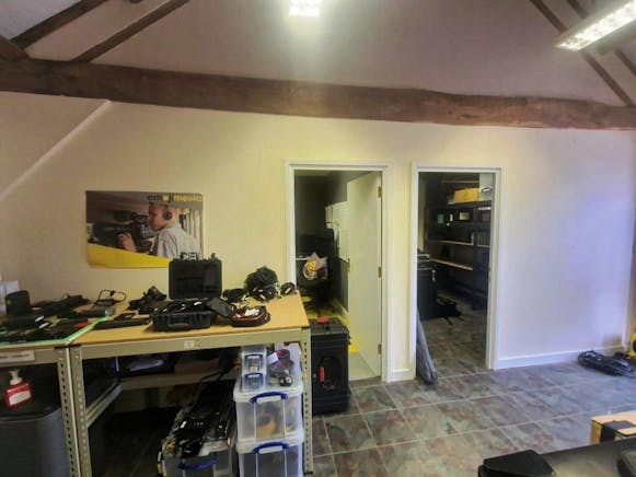 Unit 4 Granary Court, Fair Oak Green, Reading, Office To Let - 20250814_110840.jpg