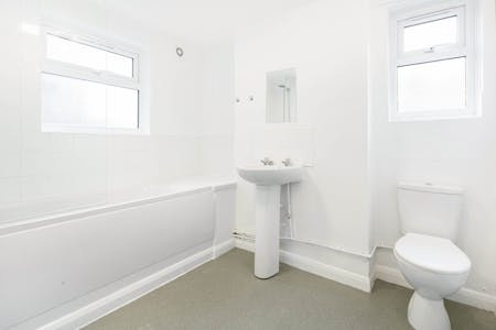 Tuskar Street, London, Maisonette To Let - Bathroom