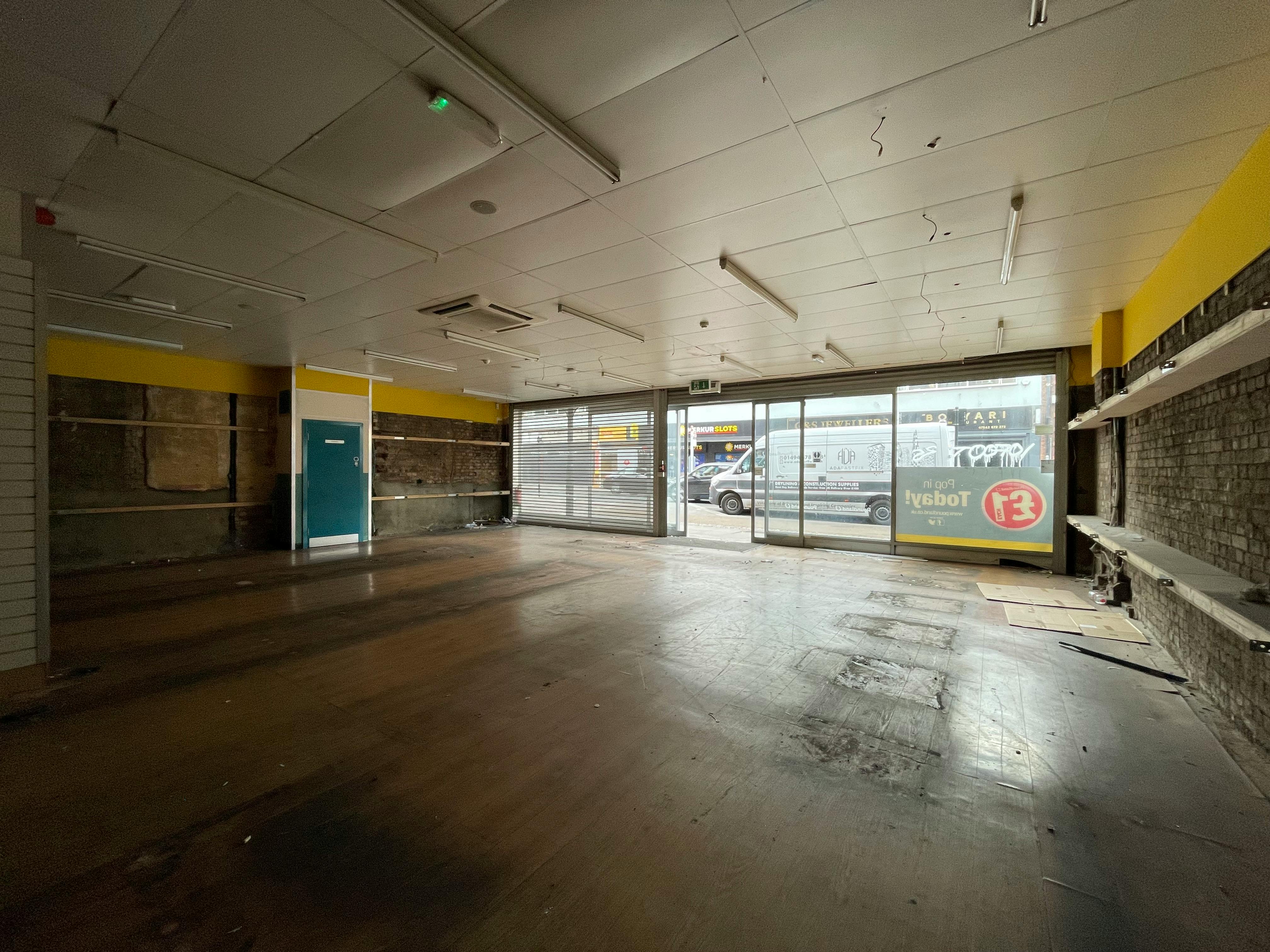 Retail/Shop in Palmers Green - photo 2