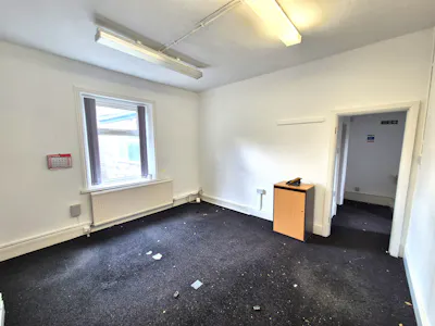 6 Howard Street, Glossop, Office To Let - 20260602_162236.jpg
