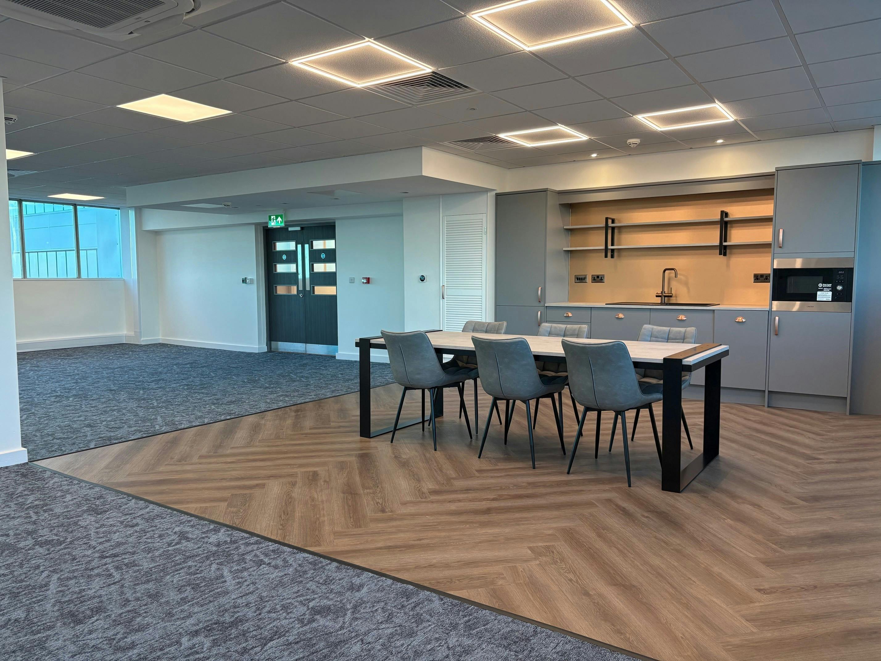 Office in Oldbury - photo 2