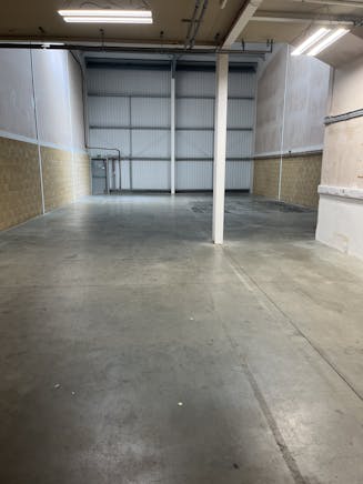 Unit 2, Oyster Park, Chertsey Road, Byfleet, Warehouse & Industrial To Let - IMG_1711.jpg