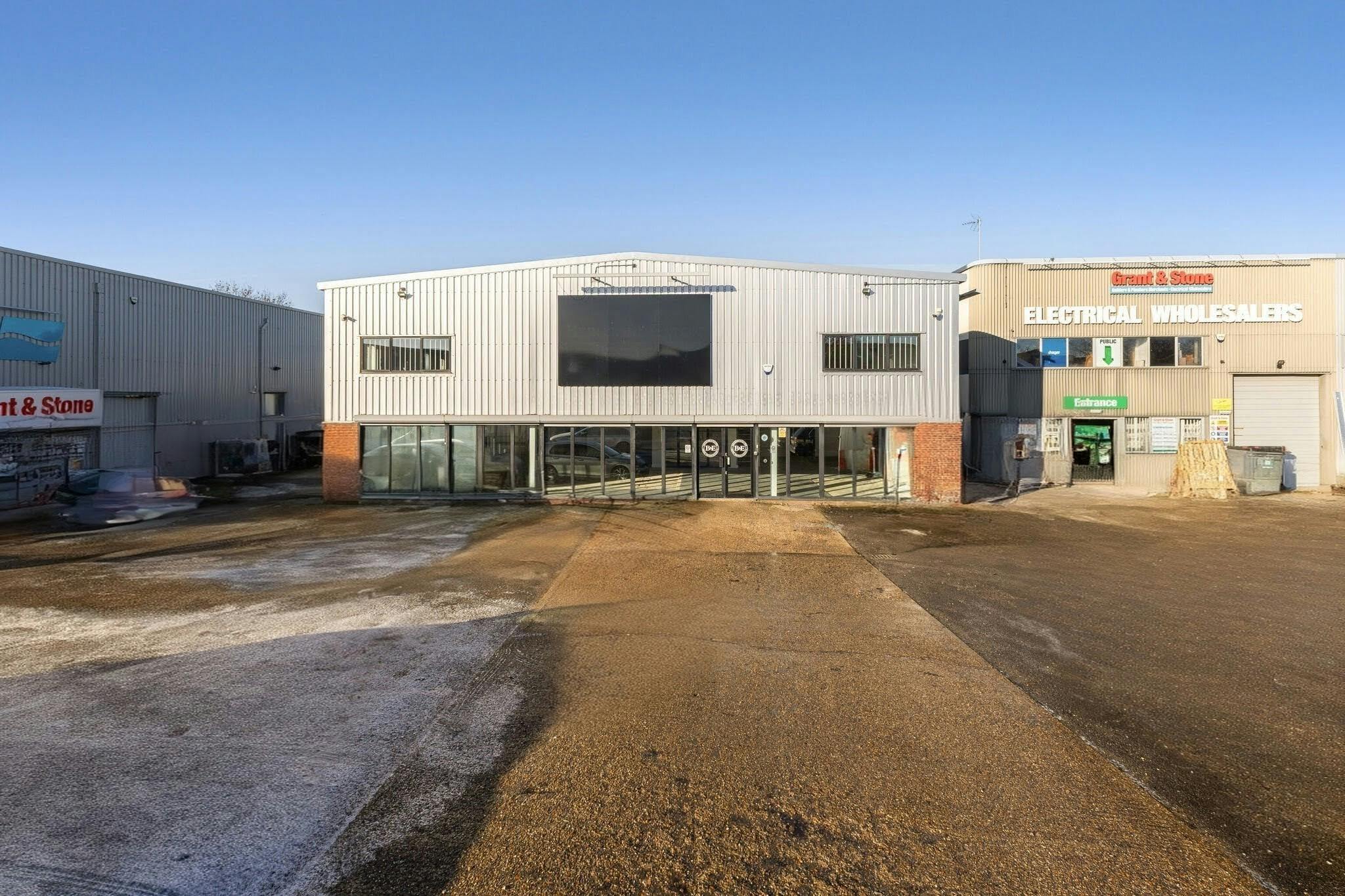 Showroom / Warehouse unit, 4-12 Kempson Close, Aylesbury, Industrial / Retail To Let - 101955_4-12-Kempson-Close-Gatehouse-Way (3)_NEW 2.jpg