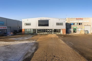 Showroom / Warehouse unit, 4-12 Kempson Close, Aylesbury, Industrial / Retail To Let - 101955_4-12-Kempson-Close-Gatehouse-Way (3)_NEW 2.jpg