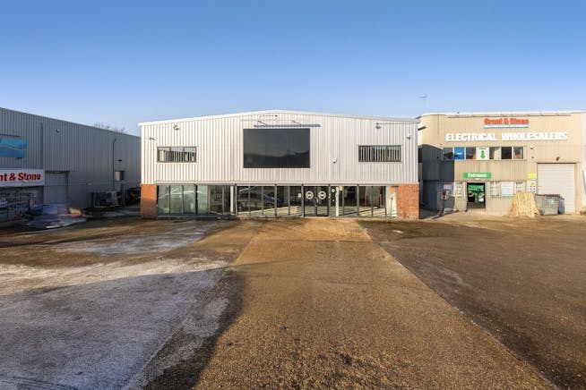 Showroom / Warehouse unit, 4-12 Kempson Close, Aylesbury, Industrial / Retail To Let - 101955_4-12-Kempson-Close-Gatehouse-Way (3)_NEW 2.jpg