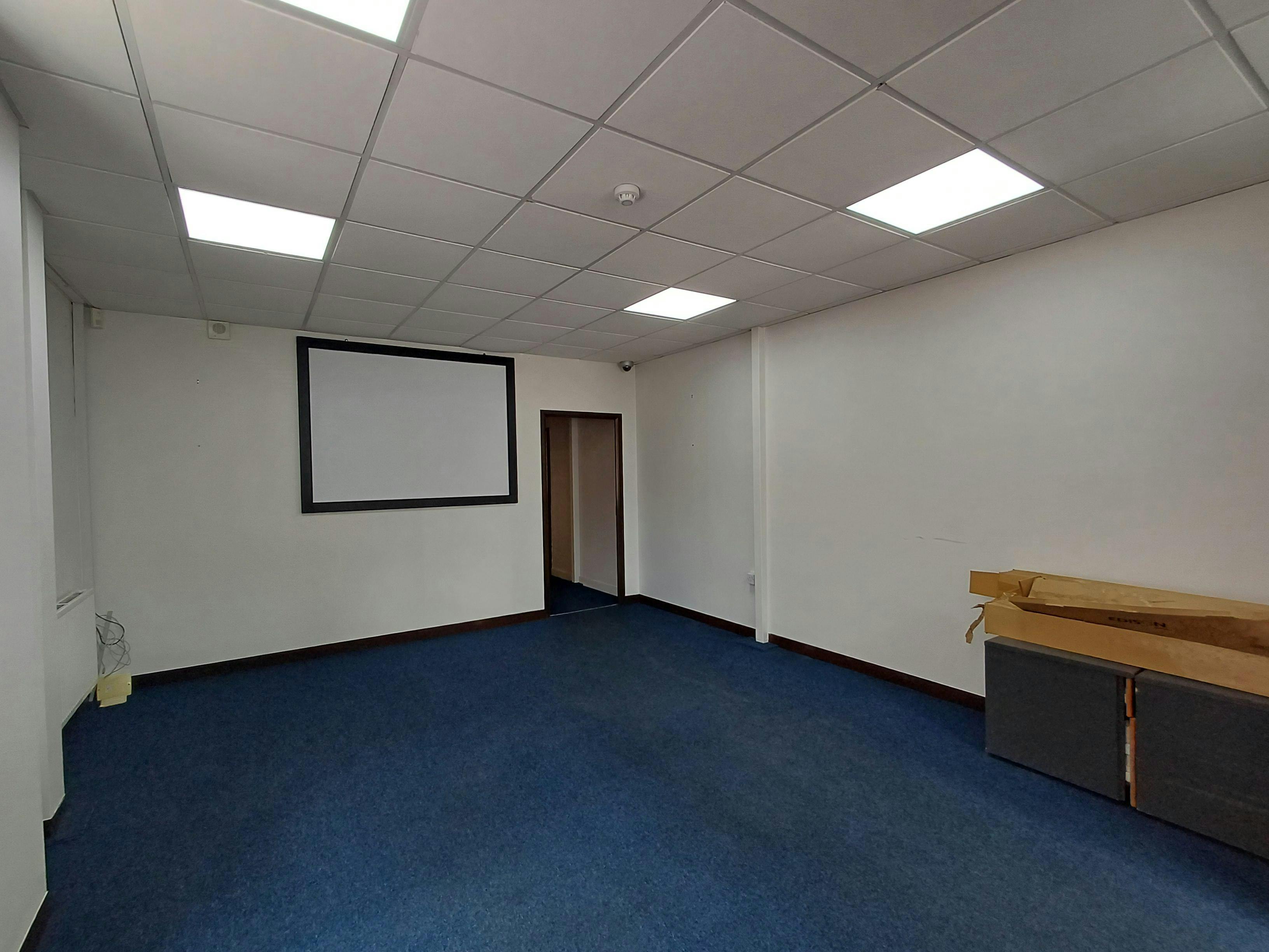 Industrial Unit in Crawley - photo 3