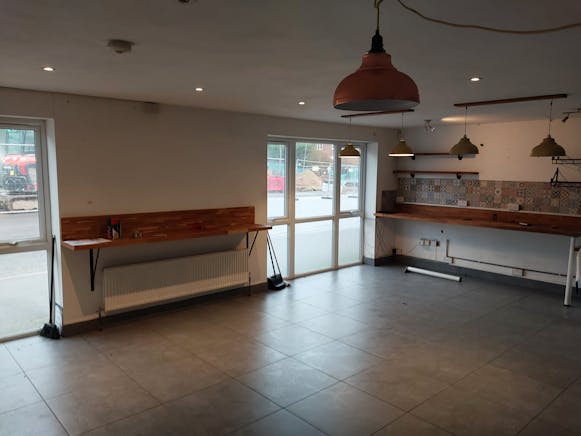 Hurst House, Ascot, Retail To Let - IMG-20251216-WA0012.jpg