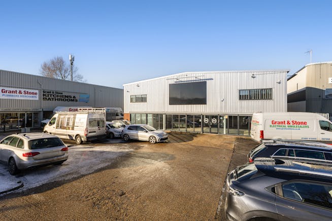 Showroom / Warehouse unit, 4-12 Kempson Close, Aylesbury, Industrial / Retail To Let - 101955_4-12-Kempson-Close-Gatehouse-Way (2).jpg