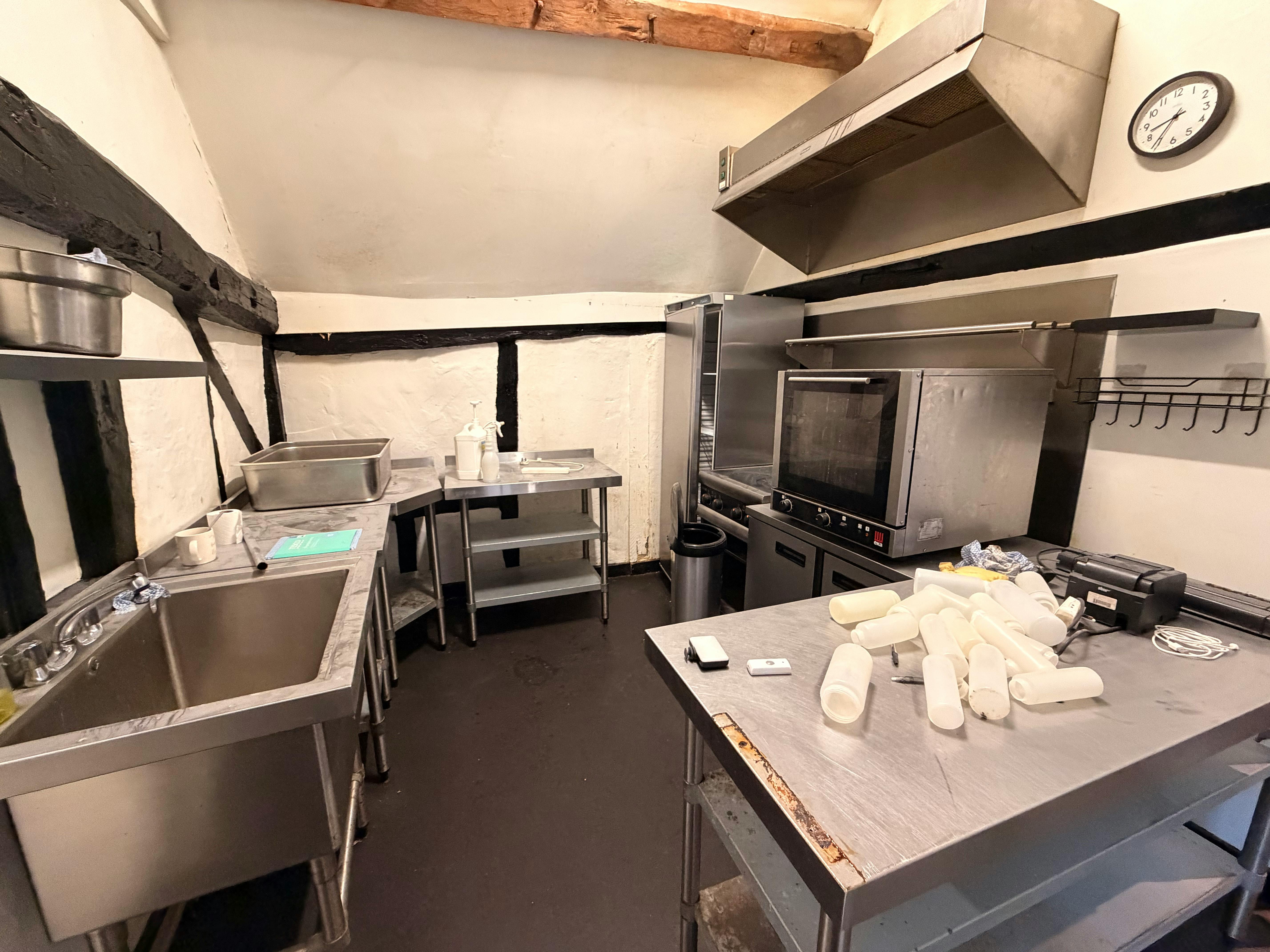 6 High Street, Petersfield, Retail To Let - IMG_2775.jpeg