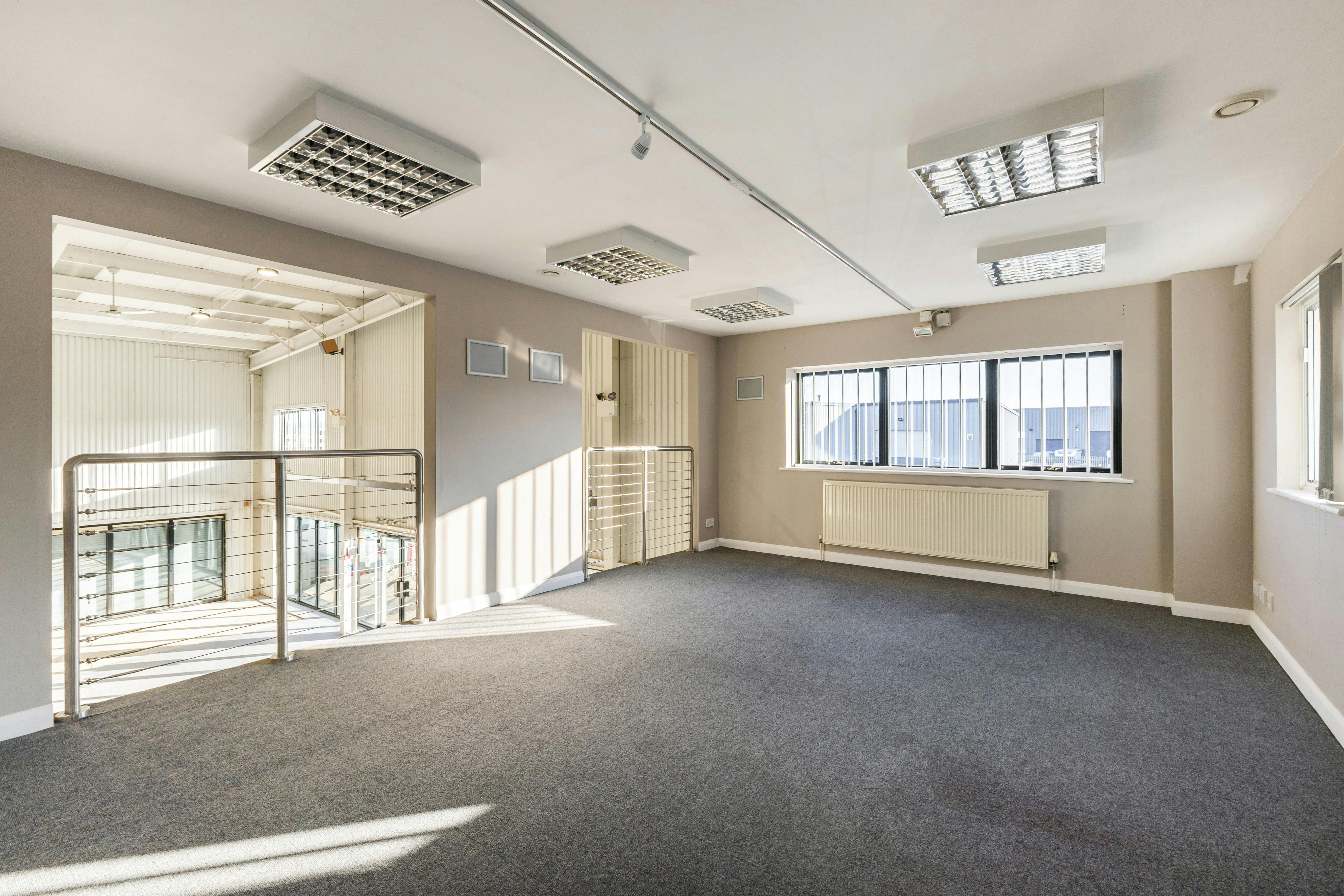 Showroom / Warehouse unit, 4-12 Kempson Close, Aylesbury, Industrial / Retail To Let - 101955_4-12-Kempson-Close-Gatehouse-Way (13).jpg