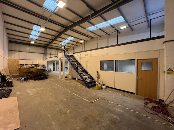 Unit 4 Clifton Centre, Gloucester, Industrial To Let - 20241101_094303390_iOS.jpg