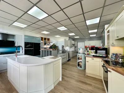 49 Lowther Road, Dunstable, Retail To Let - 20260610_090103973_iOS.jpg