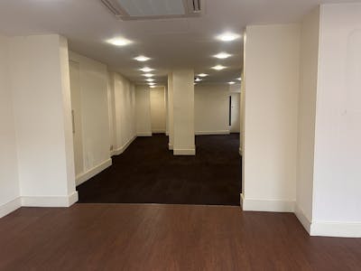 8 Broad Street, Wokingham, Class E Retail / Leisure / Retail / High Street Retail / Retail - In Town Lease Assignment - IMG_8155.JPG