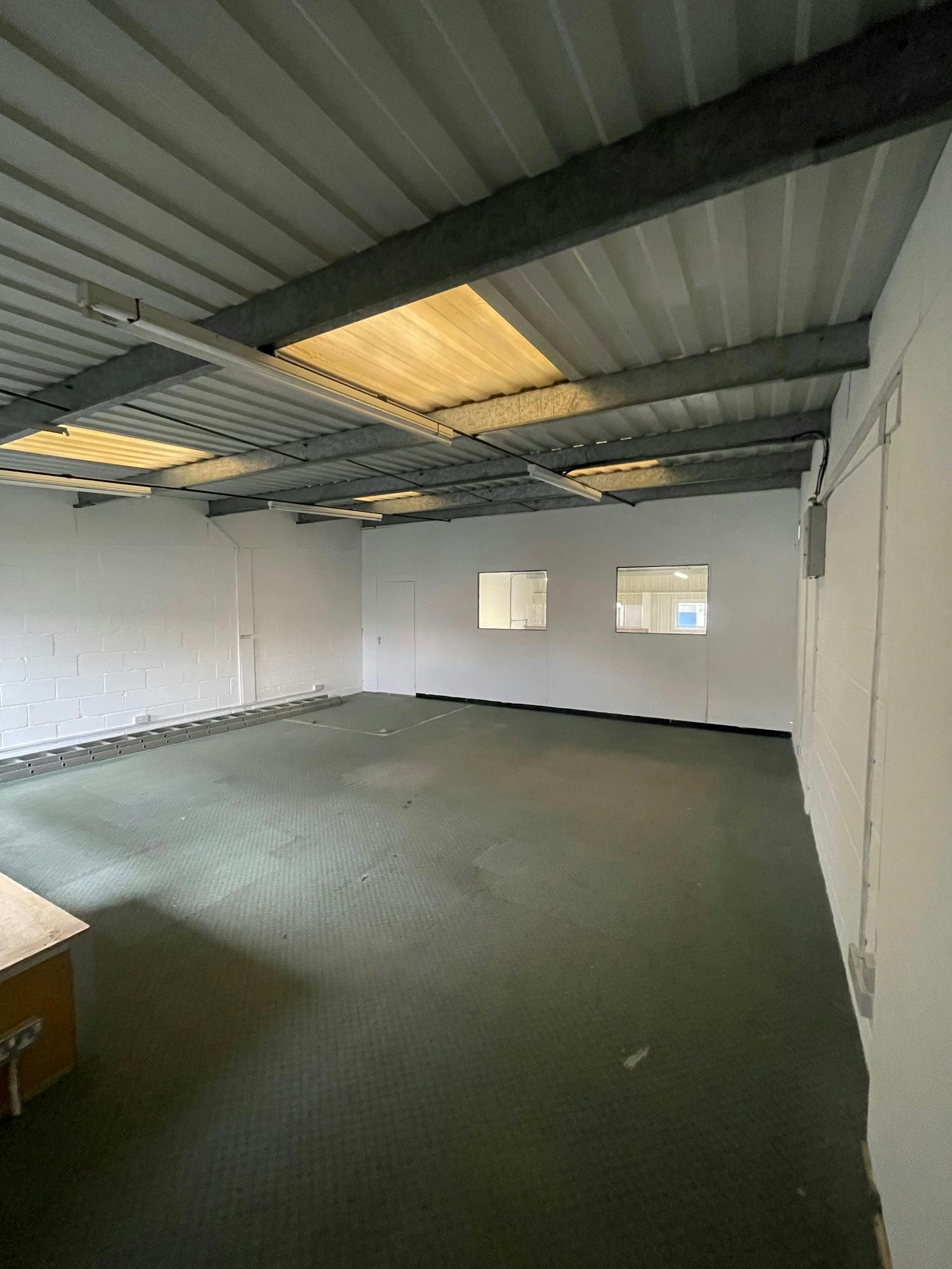 Unit 13, 35 Ivanhoe Road, Wokingham, Industrial To Let - IMG_6773.jpg