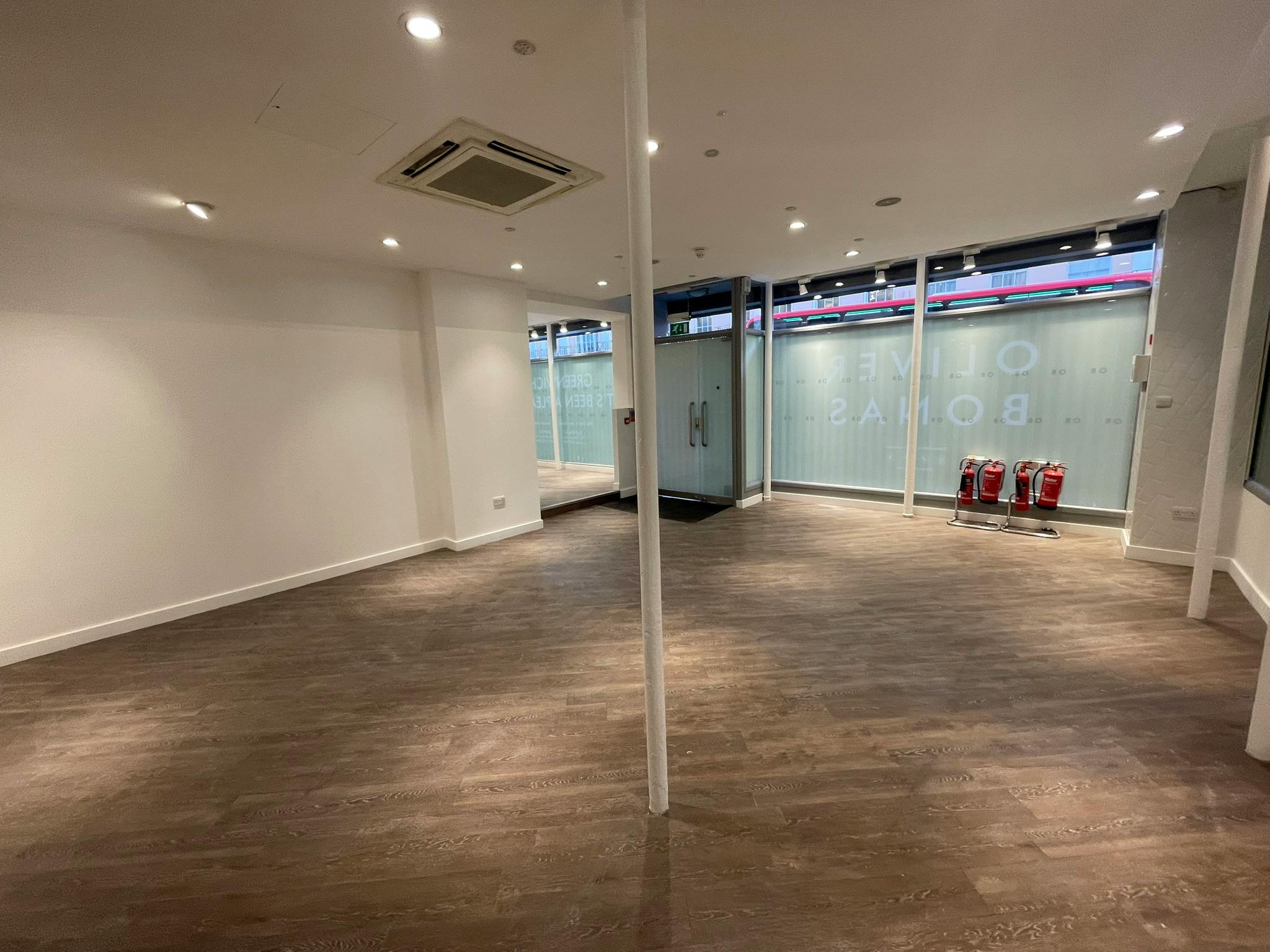 Retail/Shop in London - photo 4