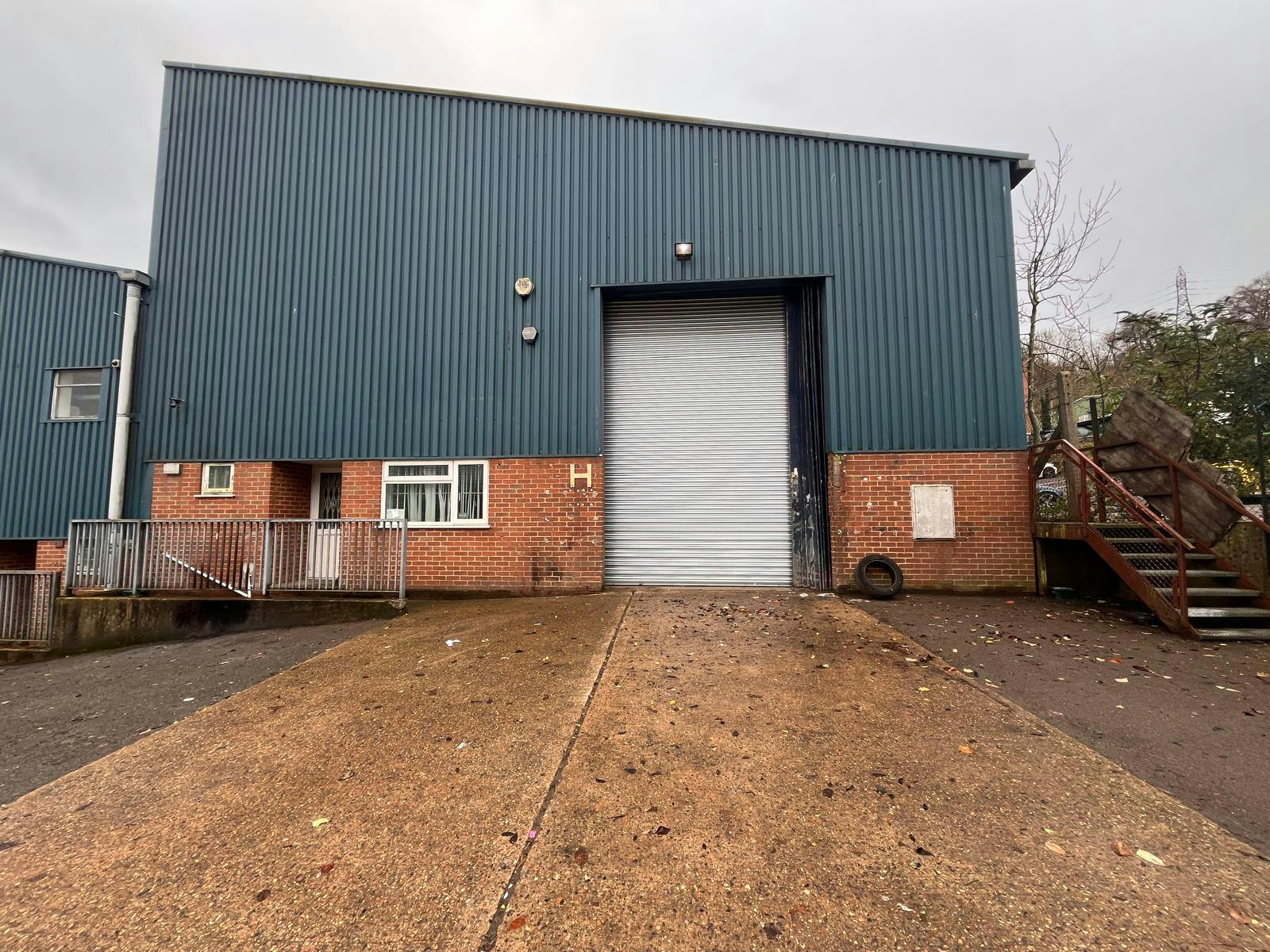 Unit H Progress Road, Sands Industrial Estate, High Wycombe, Industrial To Let - WhatsApp Image 20251112 at 140311_b93fc1e8.jpg