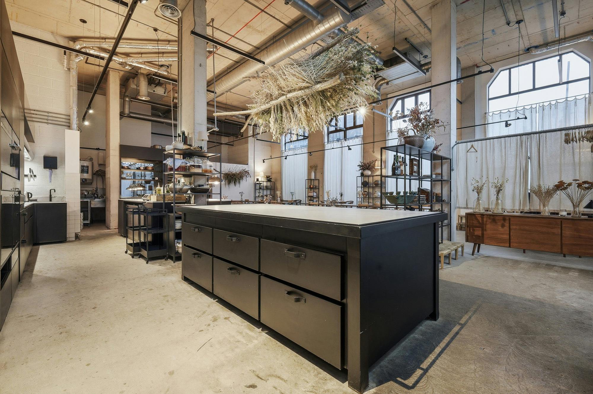 Retail/Shop in London - photo 2