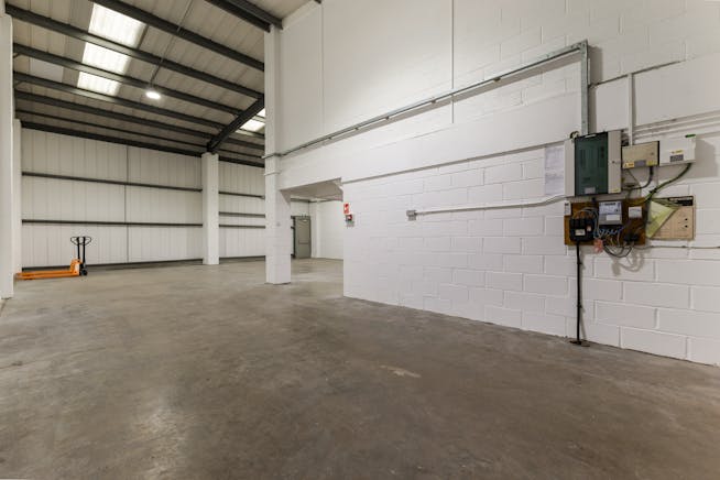 Unit 12, Vale Industrial Estate, Aylesbury, Industrial To Let - 88182_Unit12TheValeIndustrialCentr 9.jpg