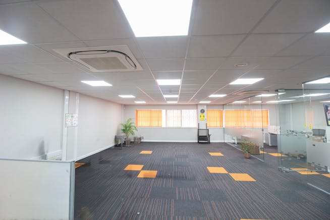 Unit 8 Maple Grove Business Centre, Hounslow, Industrial / Warehouse To Let - IMG_20250919_154316.jpg