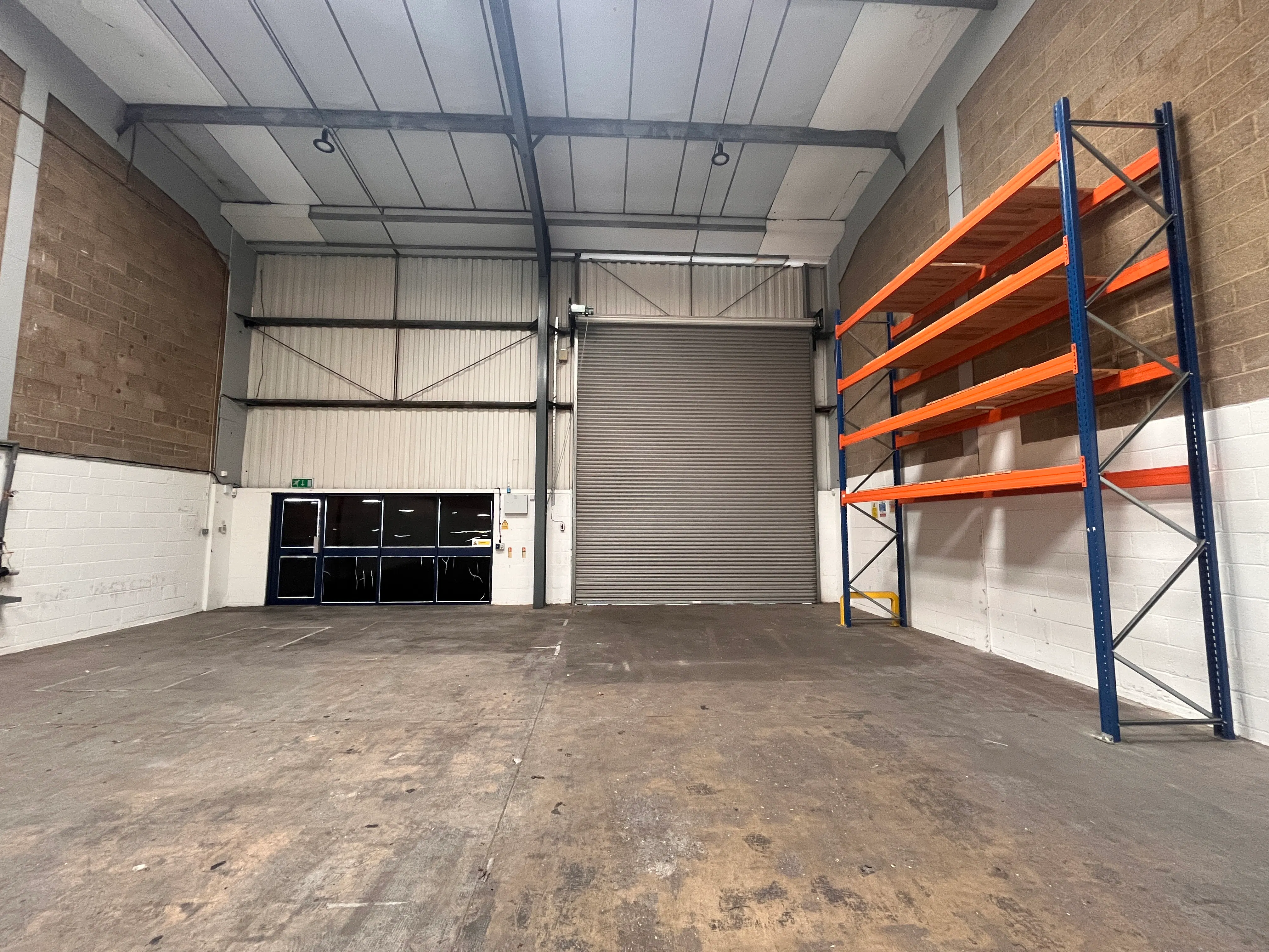 16 March Place, Aylesbury, Industrial To Let - 20260608_114735552_iOS.jpg