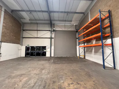 16 March Place, Aylesbury, Industrial To Let - 20260608_114735552_iOS.jpg