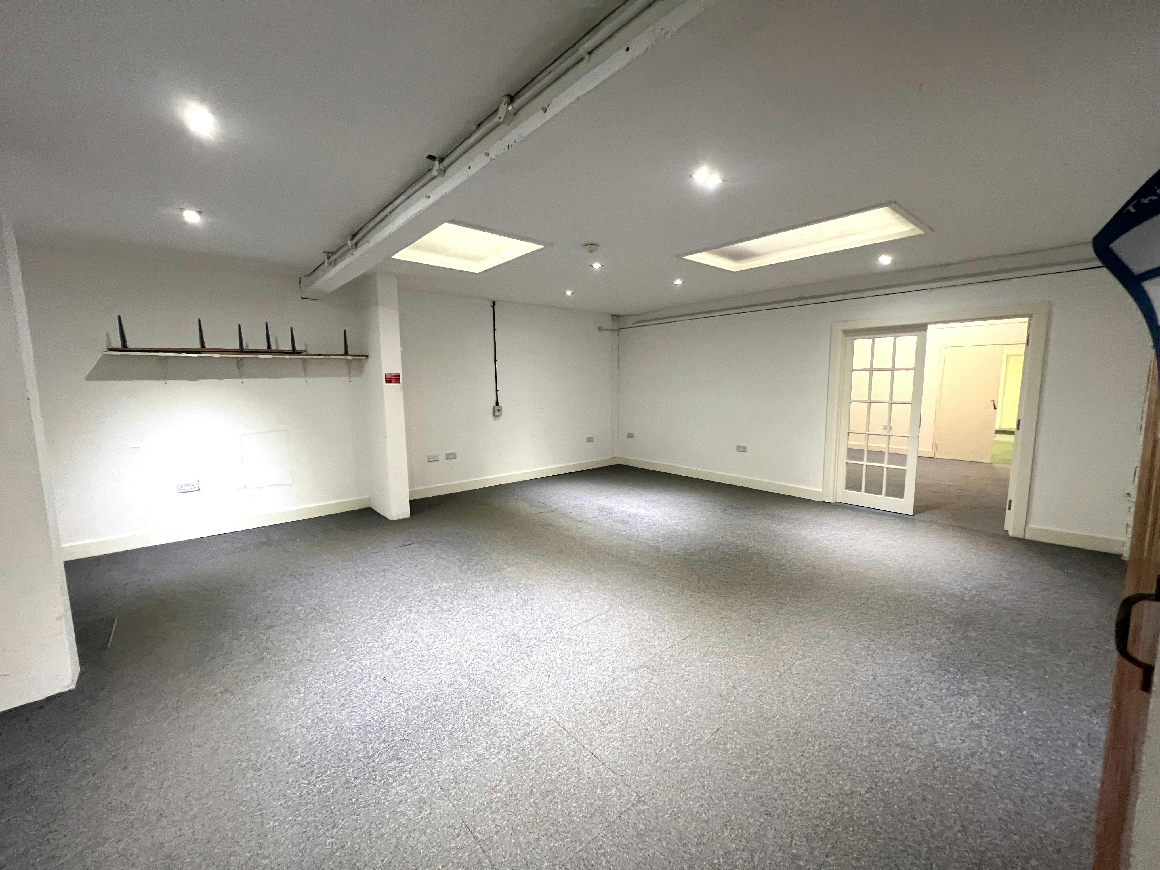 37 Bishopric, Horsham, Industrial / Office To Let - IMG_9400.jpeg