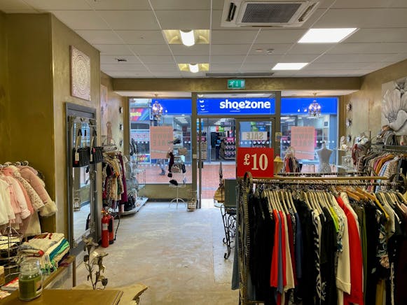 12 Green Street, Neath, Retail To Let - Ins2.jpg