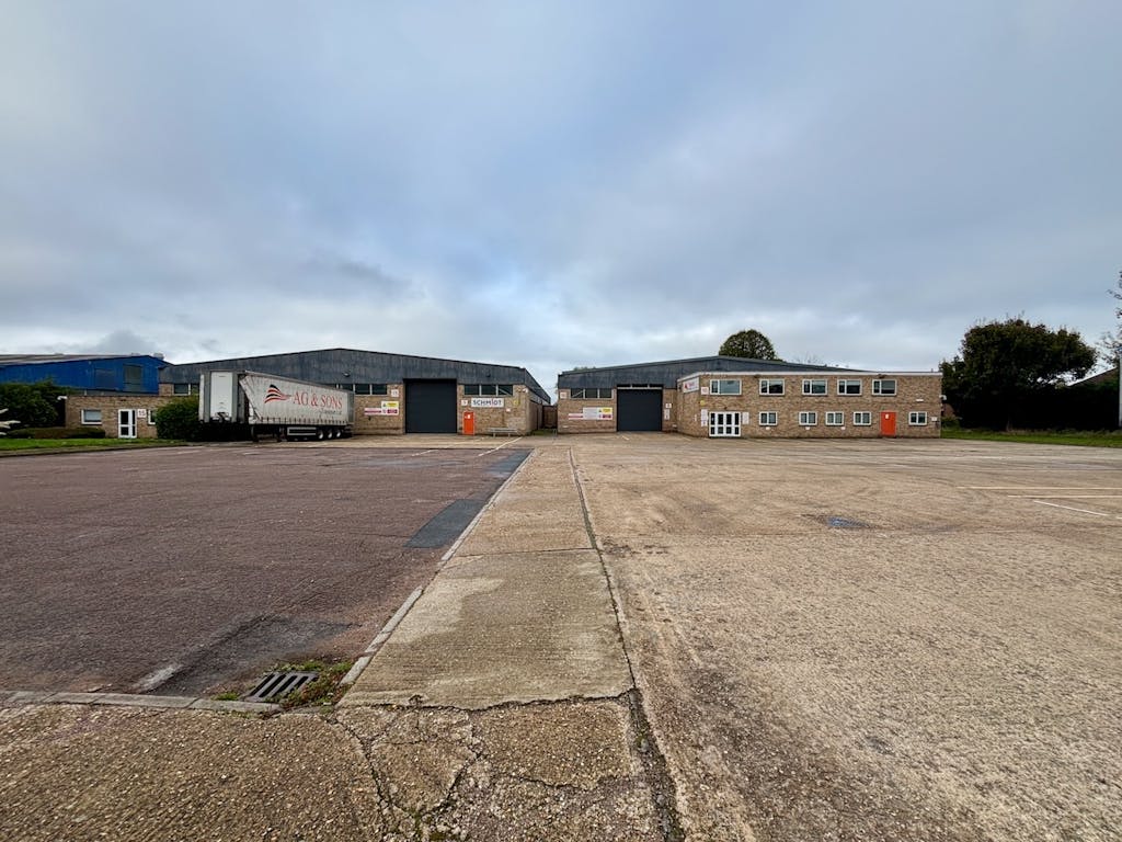 15 16 Albone Way Biggleswade Warehouse Front Yard