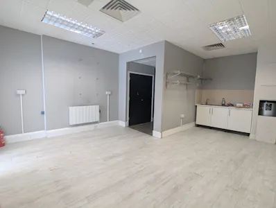 139 The Parade, Watford, Retail To Let - PXL_20260623_134958120.jpg