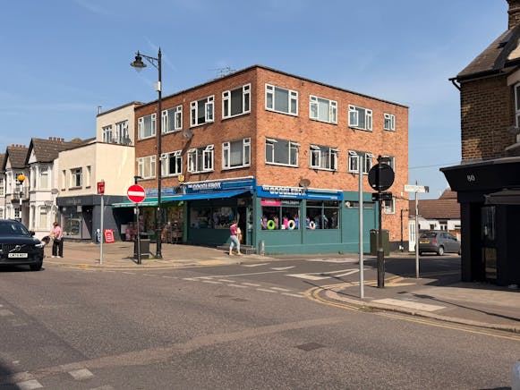 88 Rectory Grove, Leigh-on-Sea, Retail To Let - 80768ee7-9a1d-43c7-a437-da011288e4b8.jpg