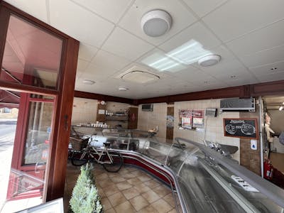 2 Bridge Street, Bakewell, Cafe (A1) / Class E Retail / Leisure / E (Commercial / Business / Service) / Retail / High Street Retail / Retail - In Town To Let / For Sale - IMG_3185scaled.jpg