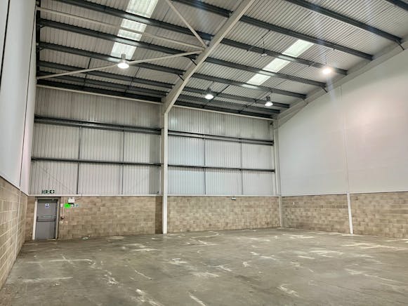 6 Langley Park, Langley, Industrial To Let - 6 Langley - Warehouse 2.jpg