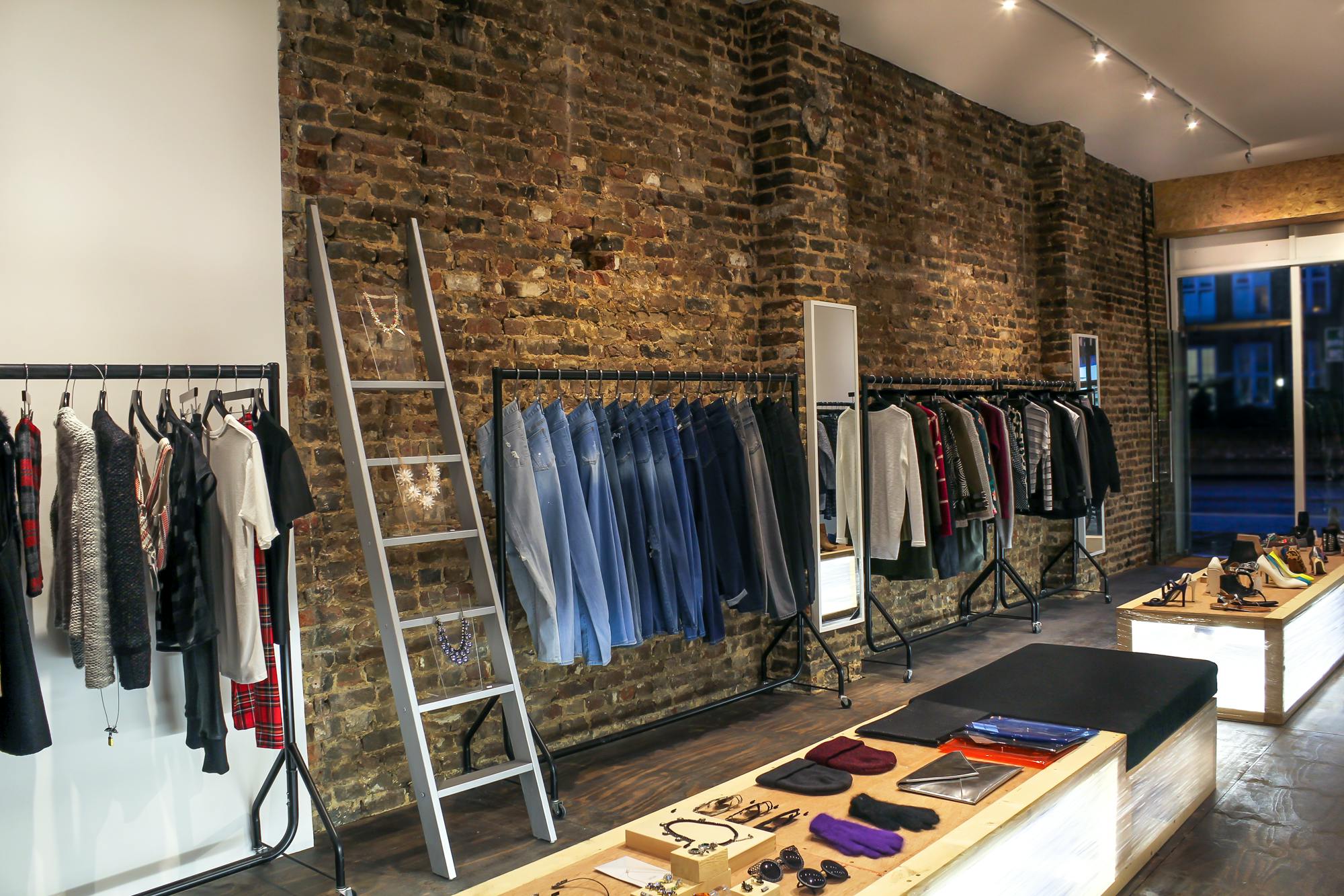 Retail/Shop in London - photo 2