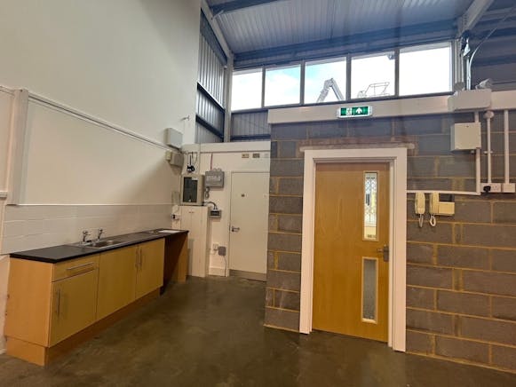 Unit 22, Bilton Industrial Estate, Bracknell, Industrial To Let - 13.jpg