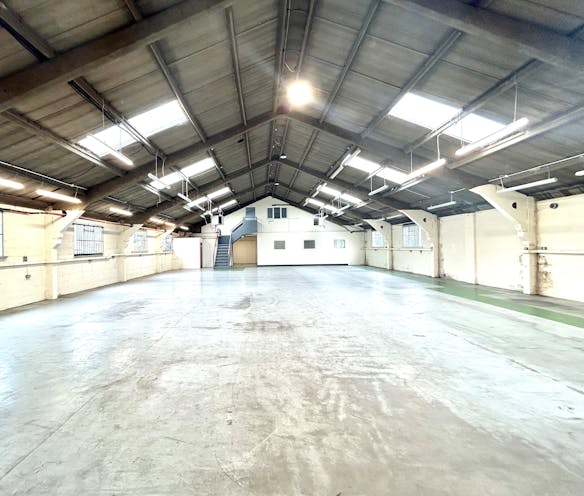 Pitfield House, Shepperton, Warehouse & Industrial To Let - warehouse2.jpg