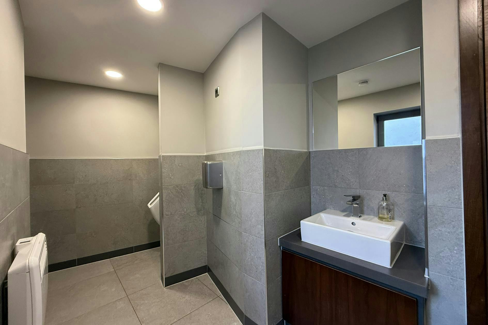 38 North Lane, Leeds, Offices To Let - 1c3ae50f7520ccfaf93598bbc7bae746-img-2173.jpg