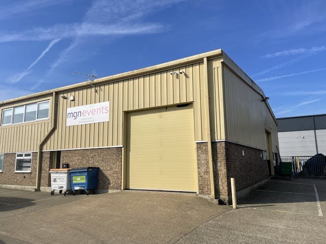 Unit 4, Oades Industrial Estate, Egham, Warehouse & Industrial To Let - IMG_3901.jpg